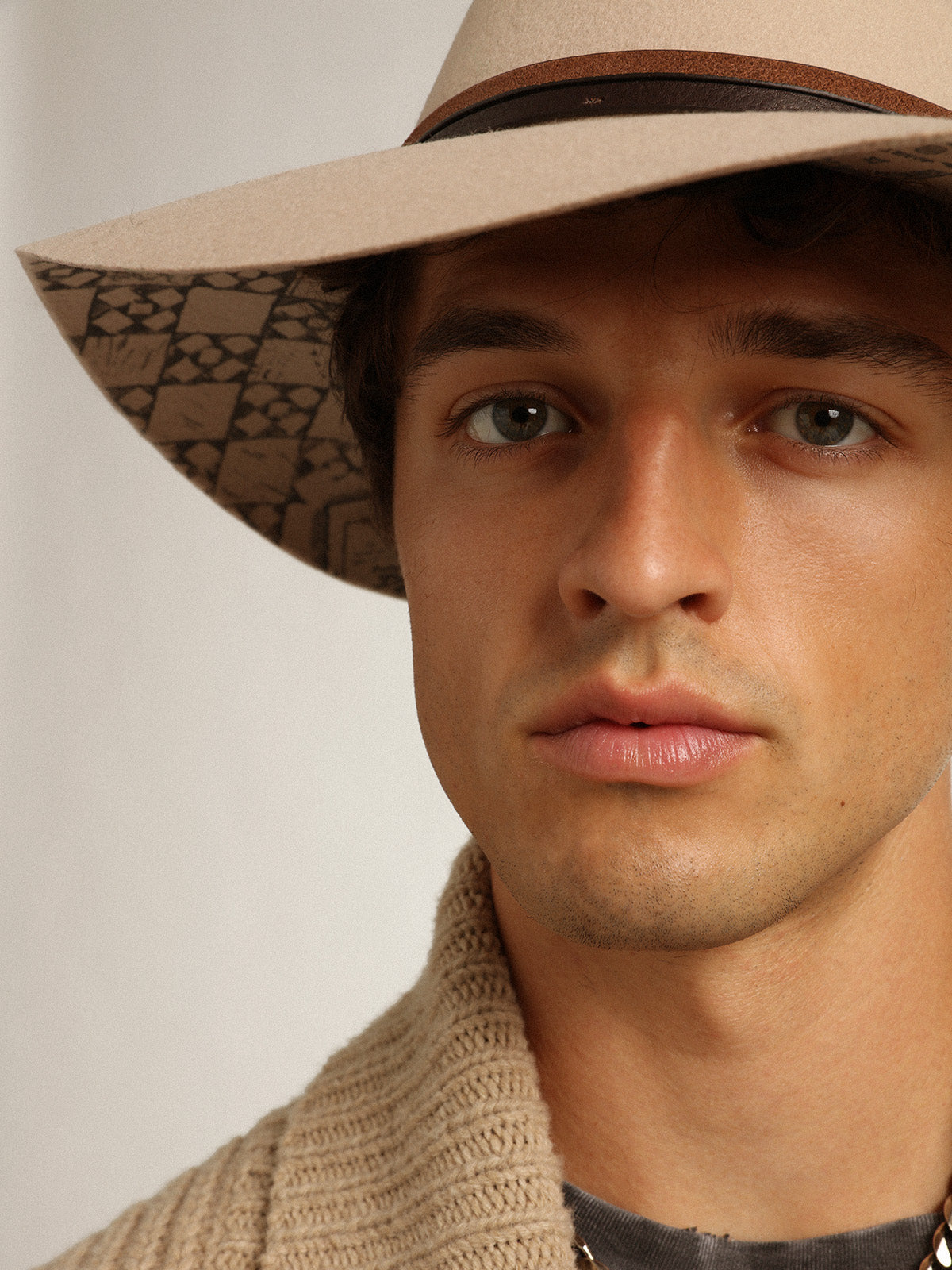Journey Collection dove-gray Fedora hat with leather strap| Golden Goose