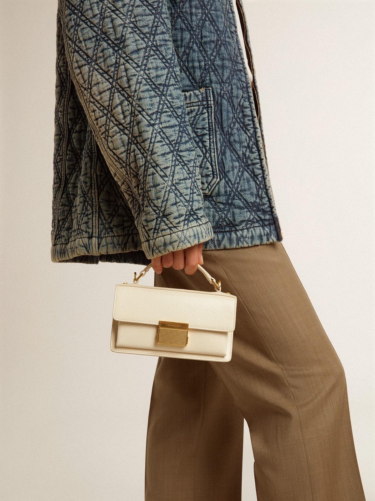 Small Venezia Bag in butter-colored boarded leather with gold details| Golden Goose