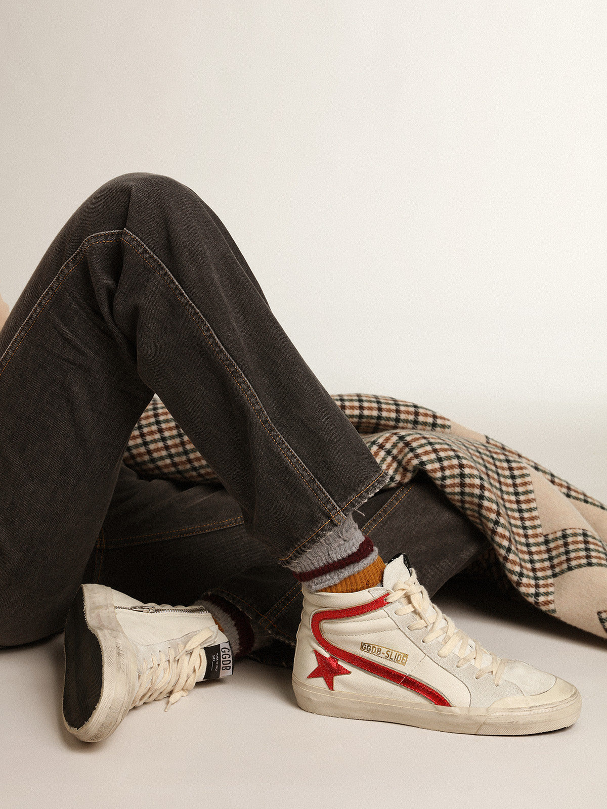 Slide with a red laminated leather star and flash| Golden Goose