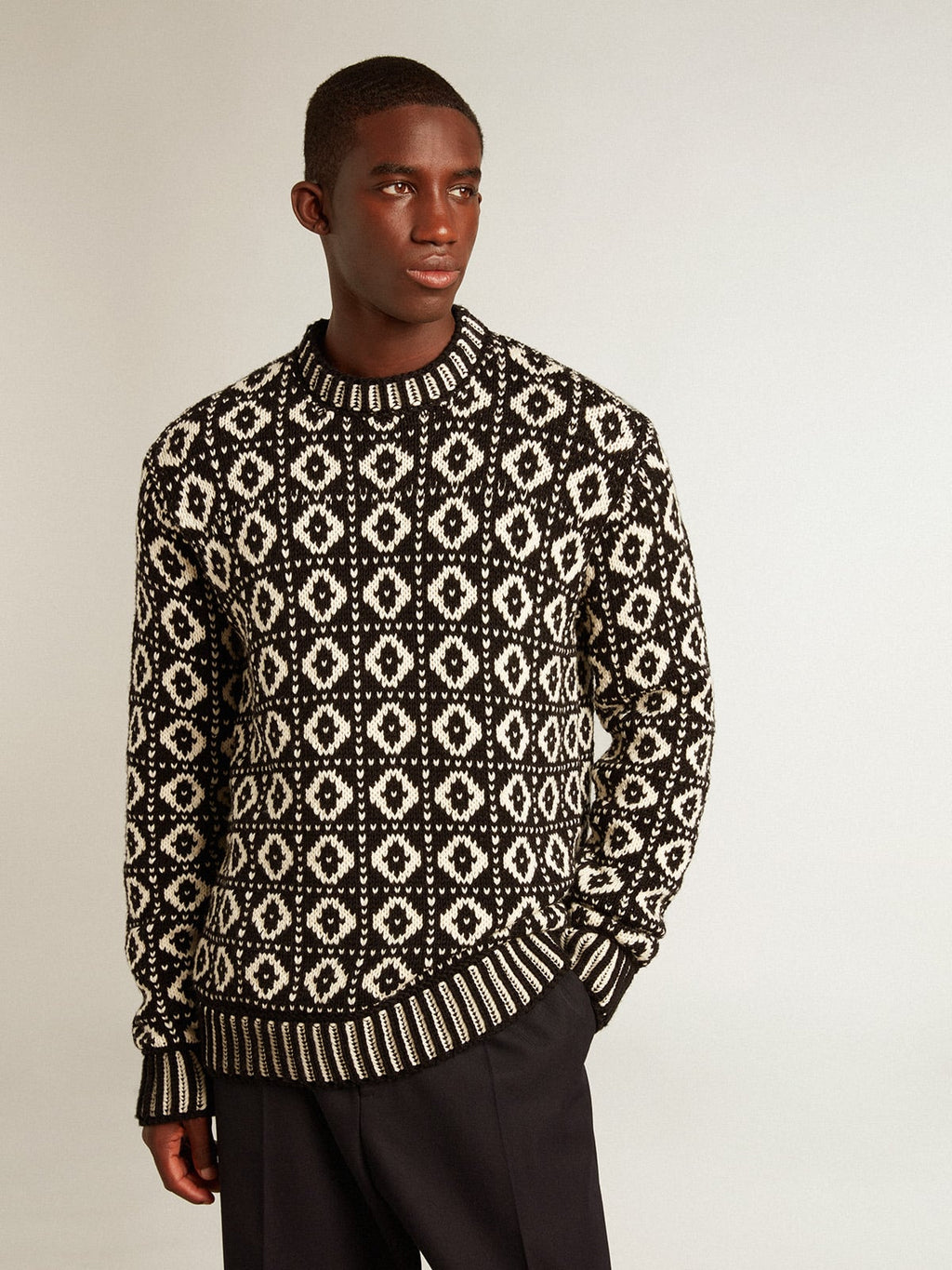 Round-neck sweater with geometric pattern in vintage white and black| Golden Goose