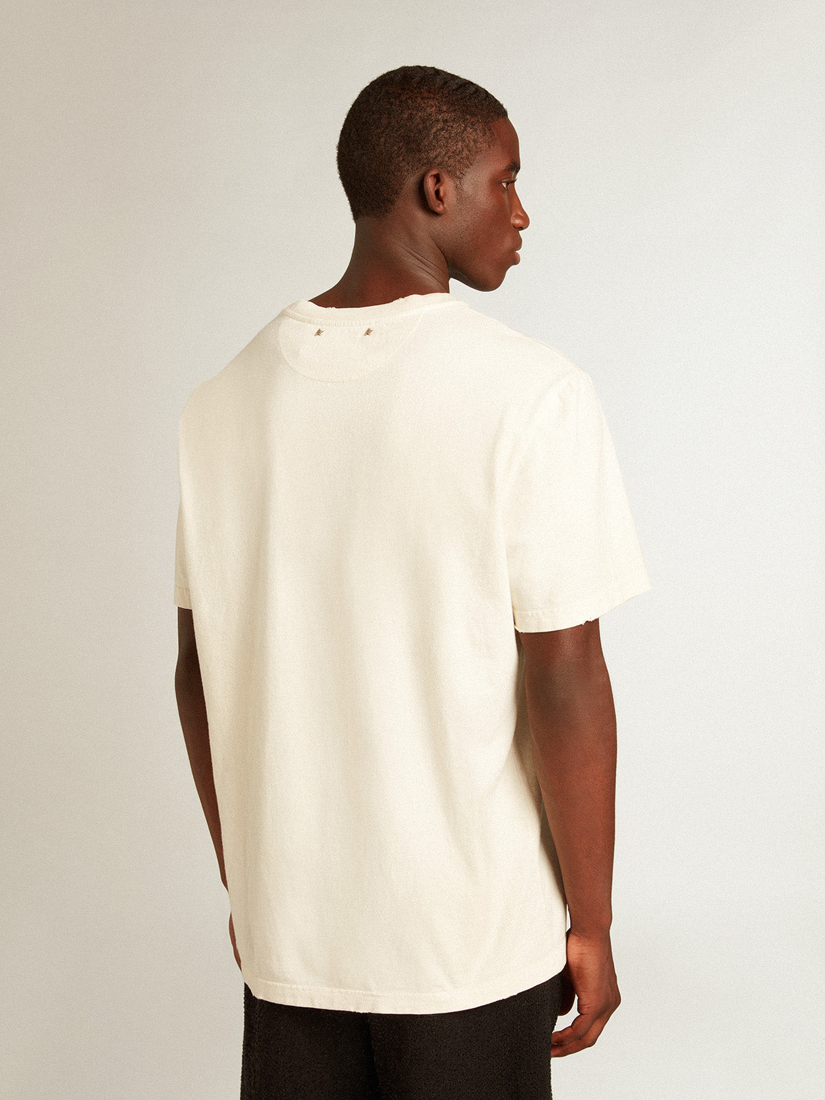 Men's cotton T-shirt in aged white with green lettering| Golden Goose