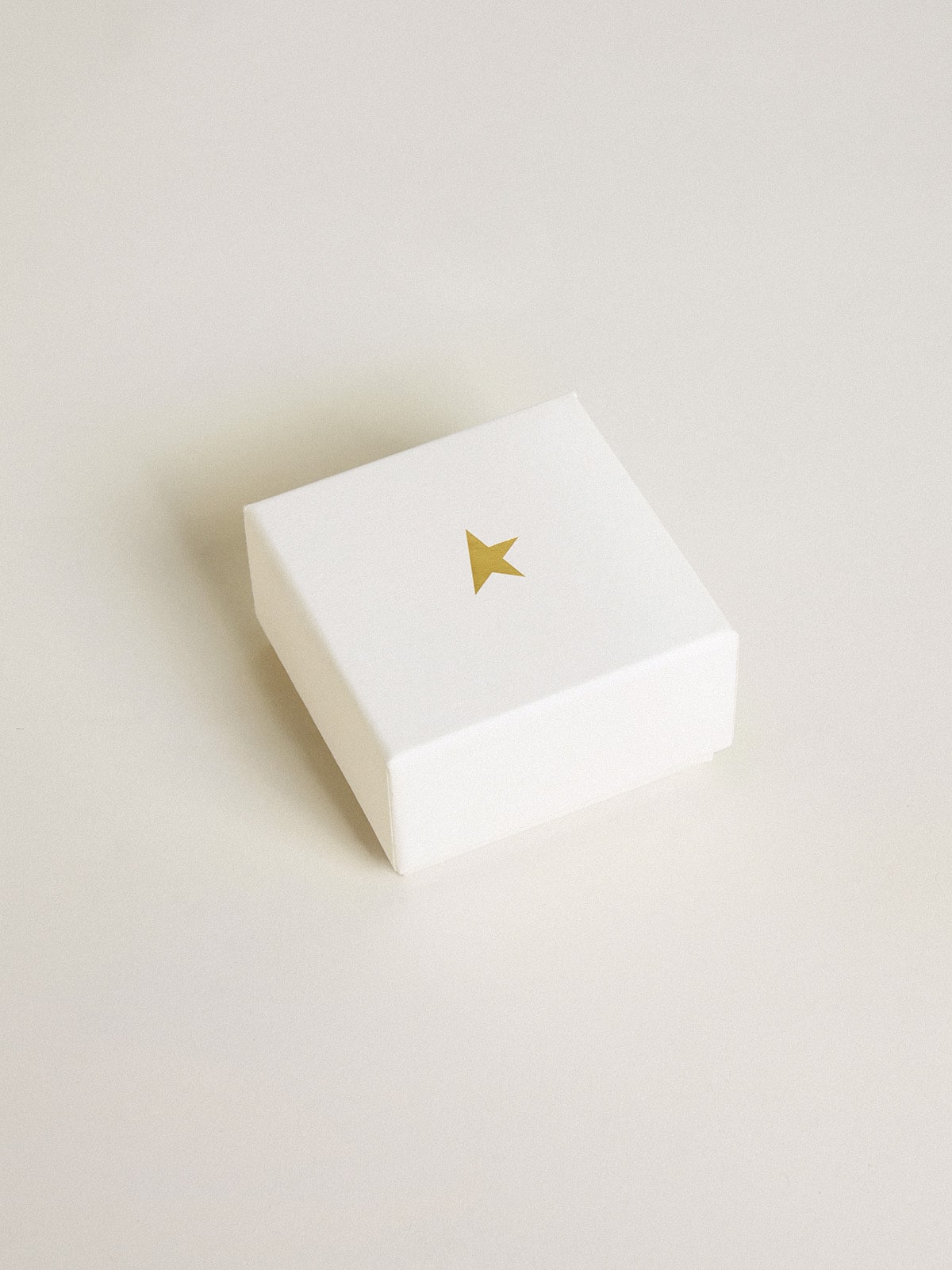 Charm with white knotted laces and gold stars| Golden Goose