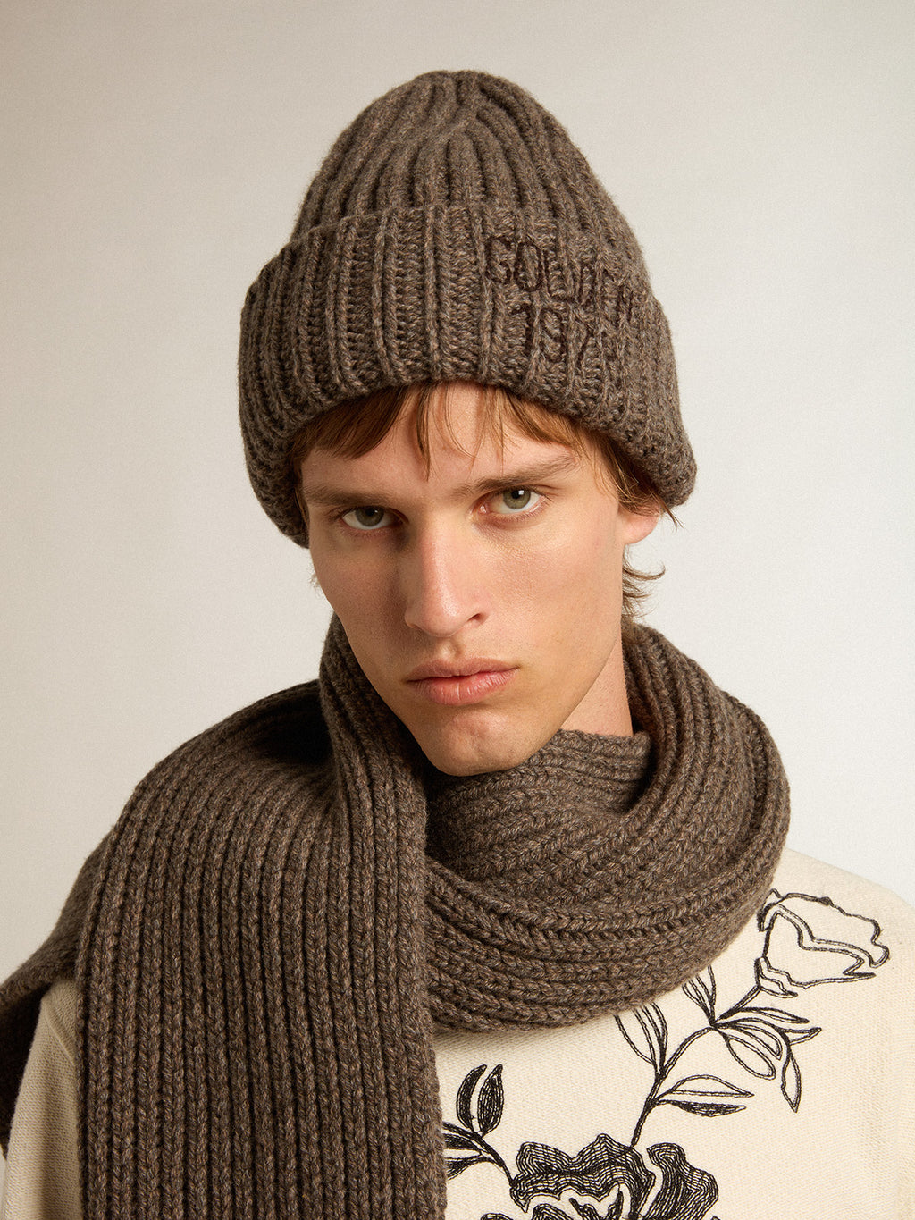 Ash brown beanie in cashmere blend wool| Golden Goose
