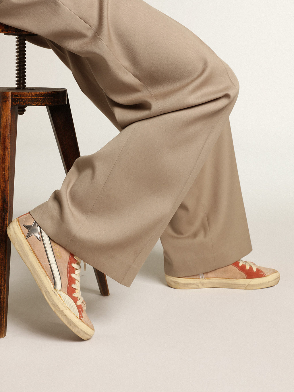 Slide in pink suede with anthracite laminated leather star| Golden Goose