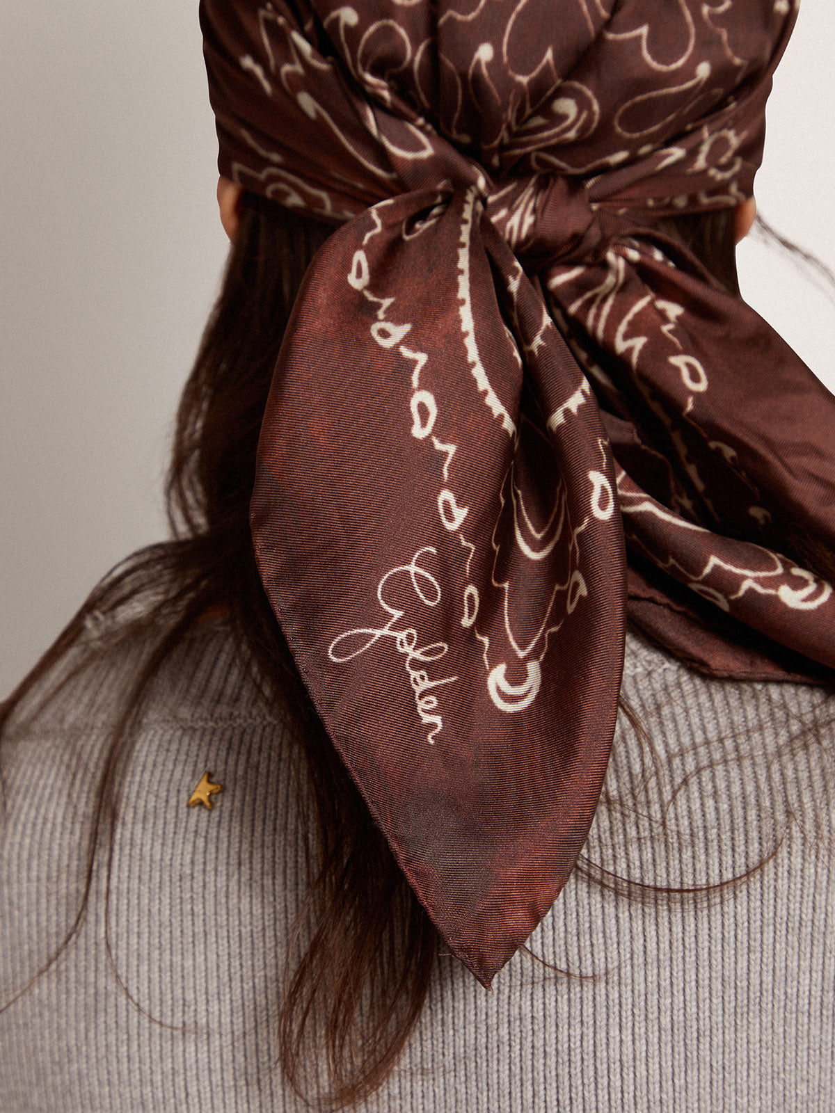 Black-coffee-colored Golden Collection scarf with paisley pattern| Golden Goose