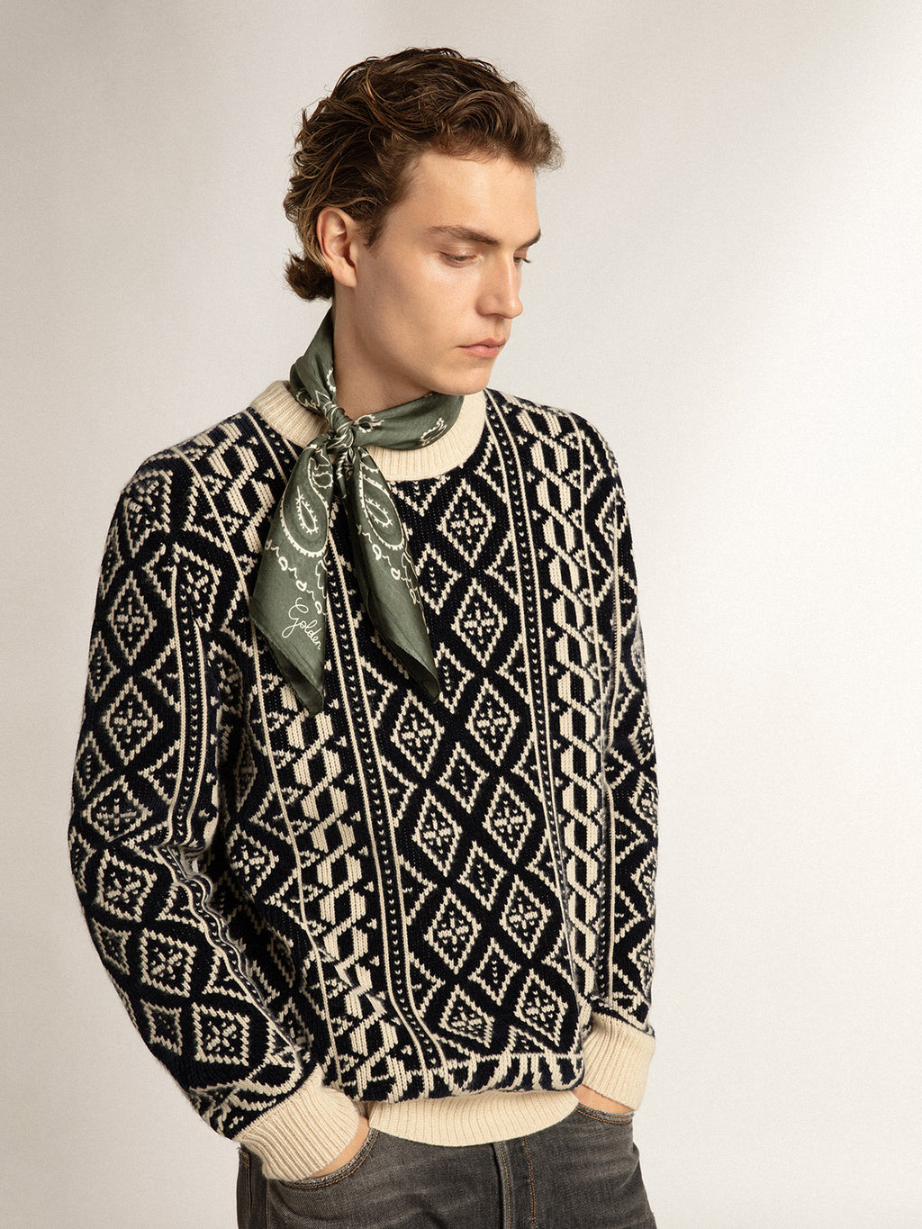 Round-neck sweater with parchment and blue geometric pattern| Golden Goose
