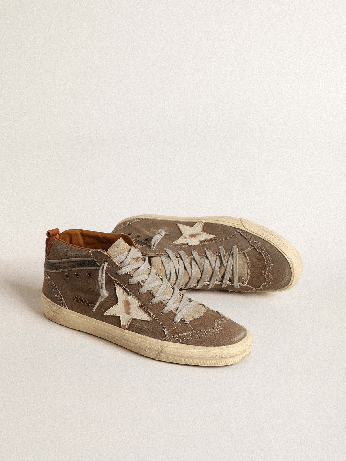 Mid Star in green canvas with leather star and black flash| Golden Goose