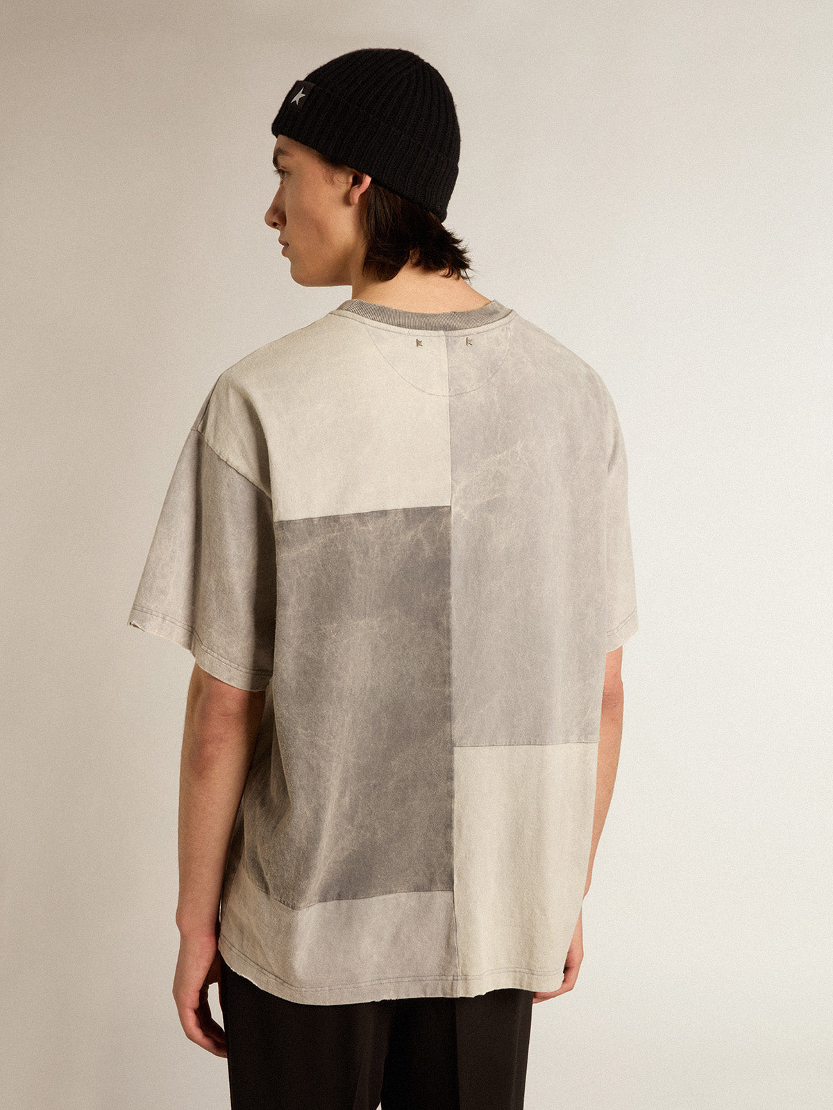 T-shirt in various shades of gray with a lived-in effect| Golden Goose