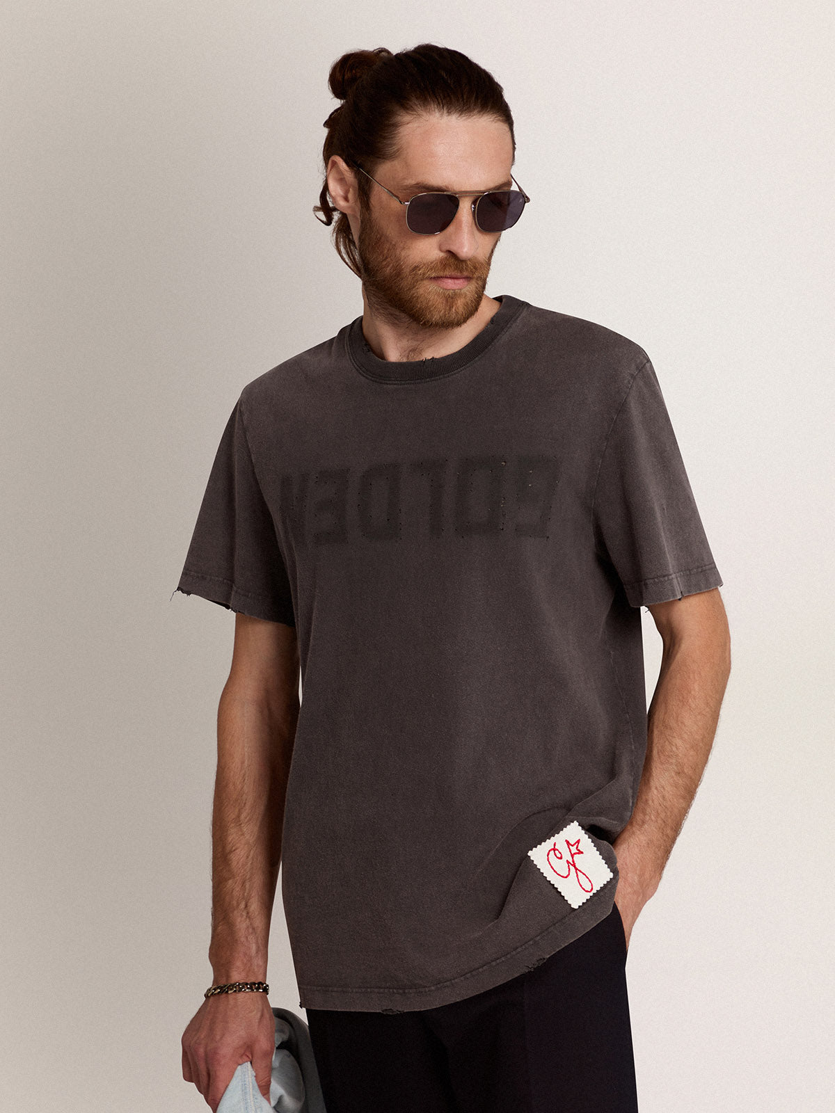 Men's anthracite gray T-shirt with distressed treatment| Golden Goose