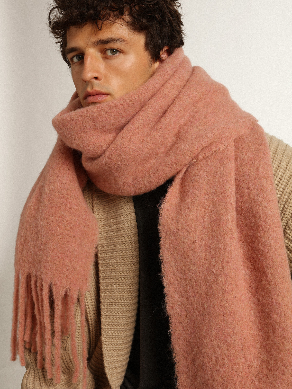 Powder pink wool scarf with fringe and 'Golden' lettering| Golden Goose
