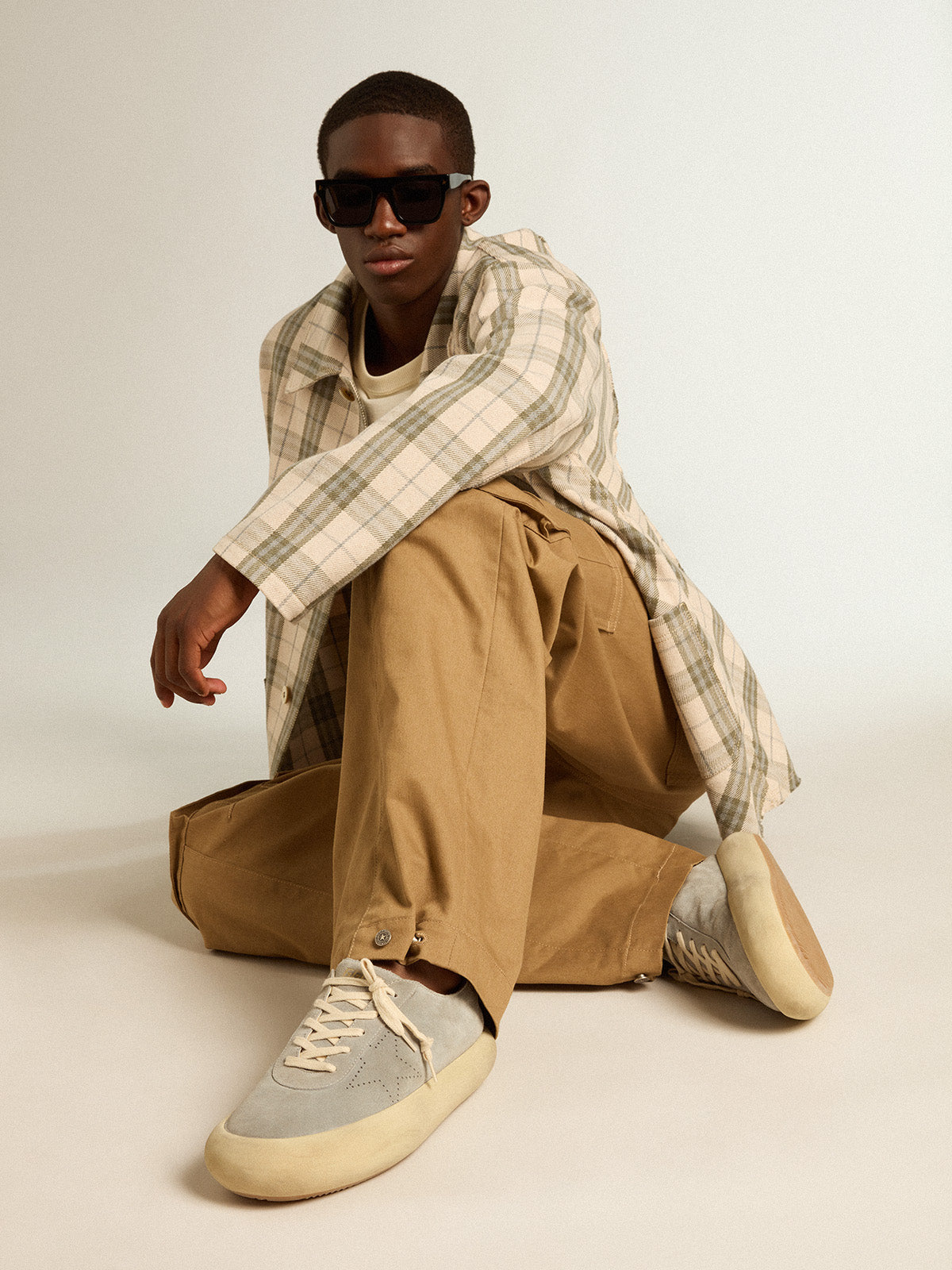 Men's Space-Star shoes in ice-gray suede with perforated star| Golden Goose