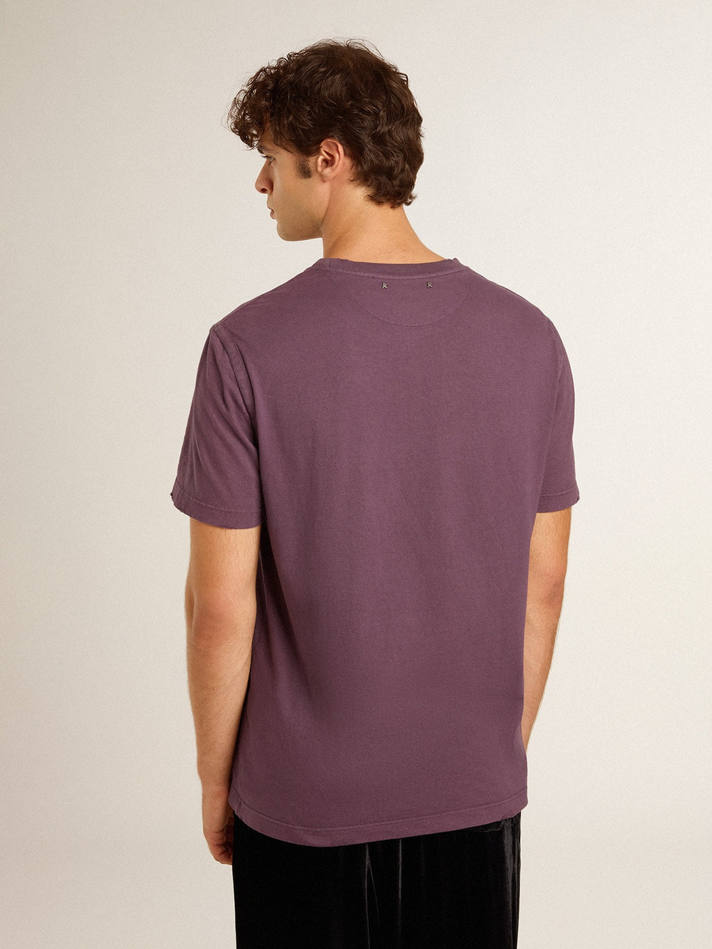 Men's cotton T-shirt in worn purple with logo print| Golden Goose
