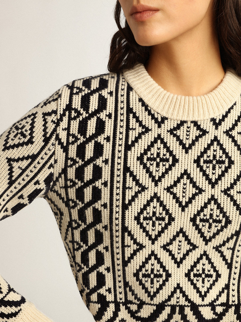 Cropped round-neck sweater with parchment and blue geometric pattern| Golden Goose