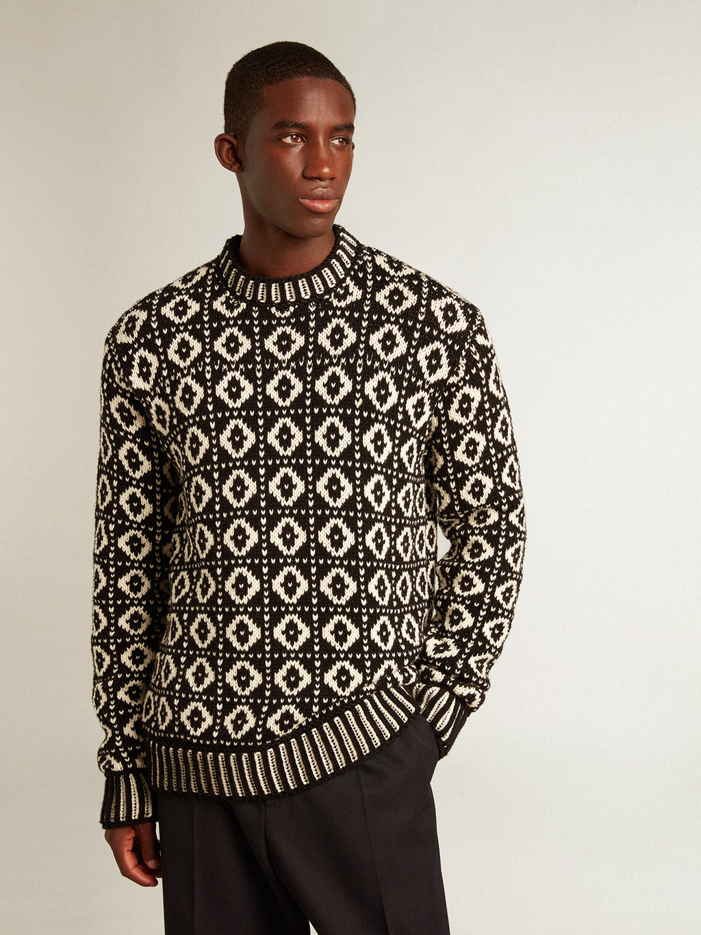 Round-neck sweater with geometric pattern in vintage white and black| Golden Goose