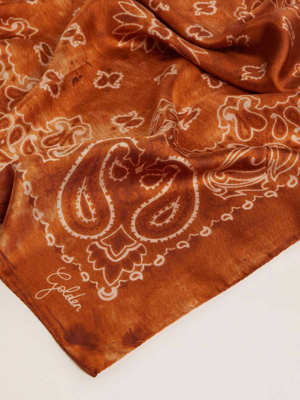 Terracotta-colored Golden Collection scarf with paisley pattern| Golden Goose
