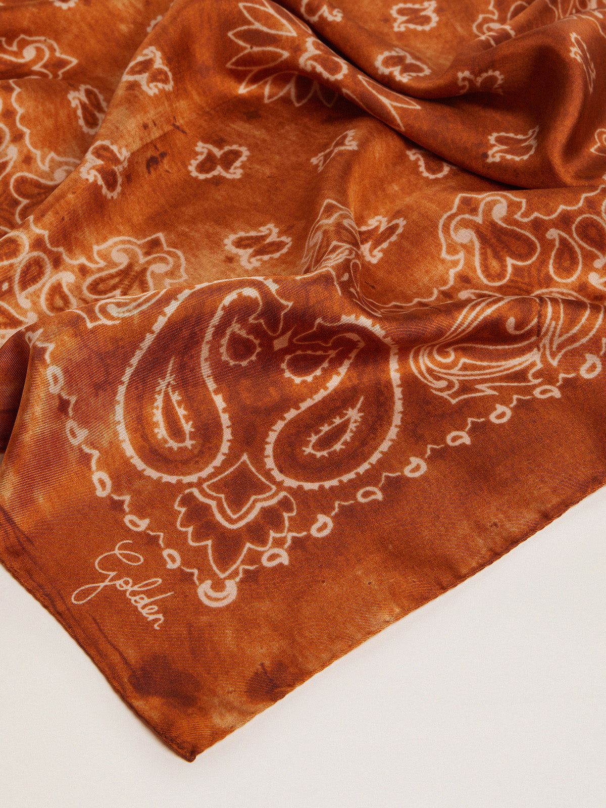 Terracotta-colored Golden Collection scarf with paisley pattern| Golden Goose
