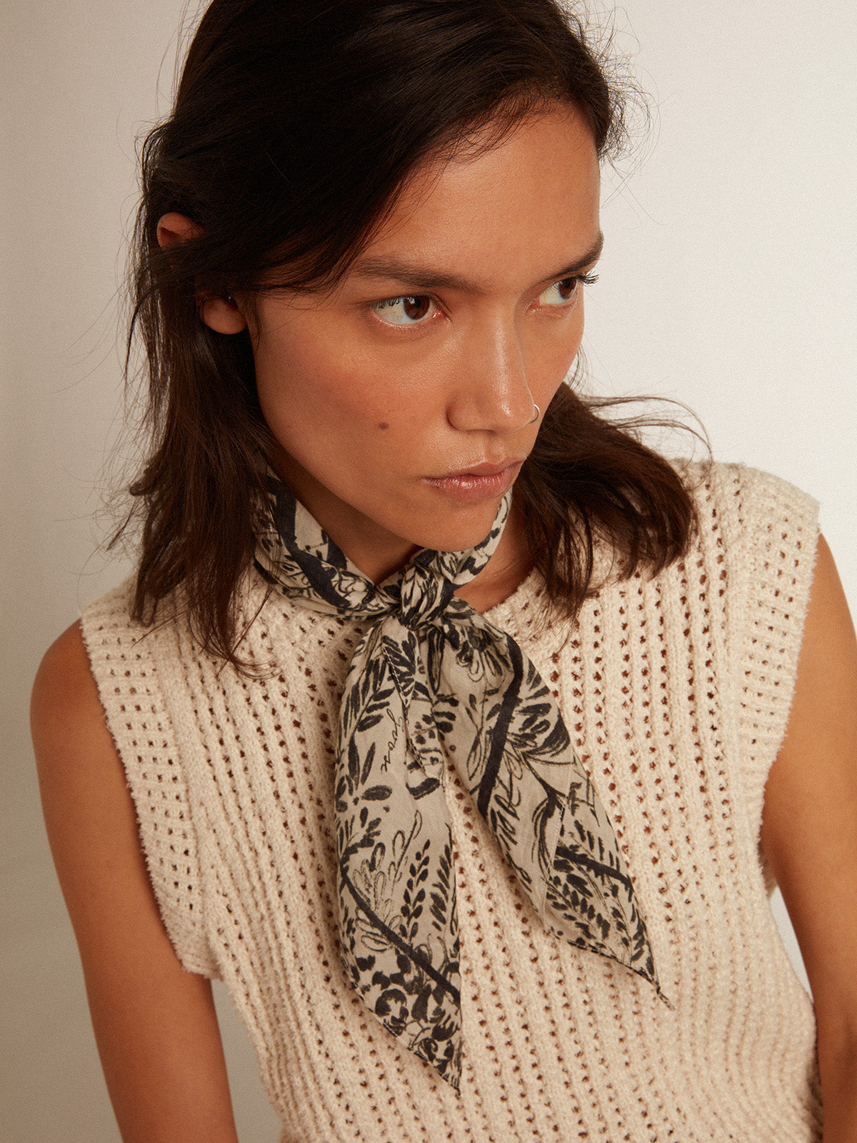 Bone-white scarf with contrasting toile de jouy pattern| Golden Goose