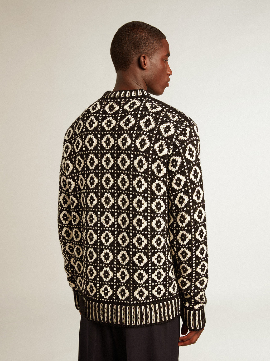 Round-neck sweater with geometric pattern in vintage white and black| Golden Goose