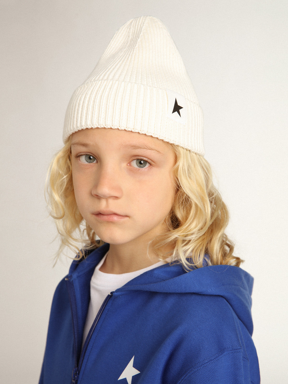 Off-white cotton beanie with contrasting black star| Golden Goose