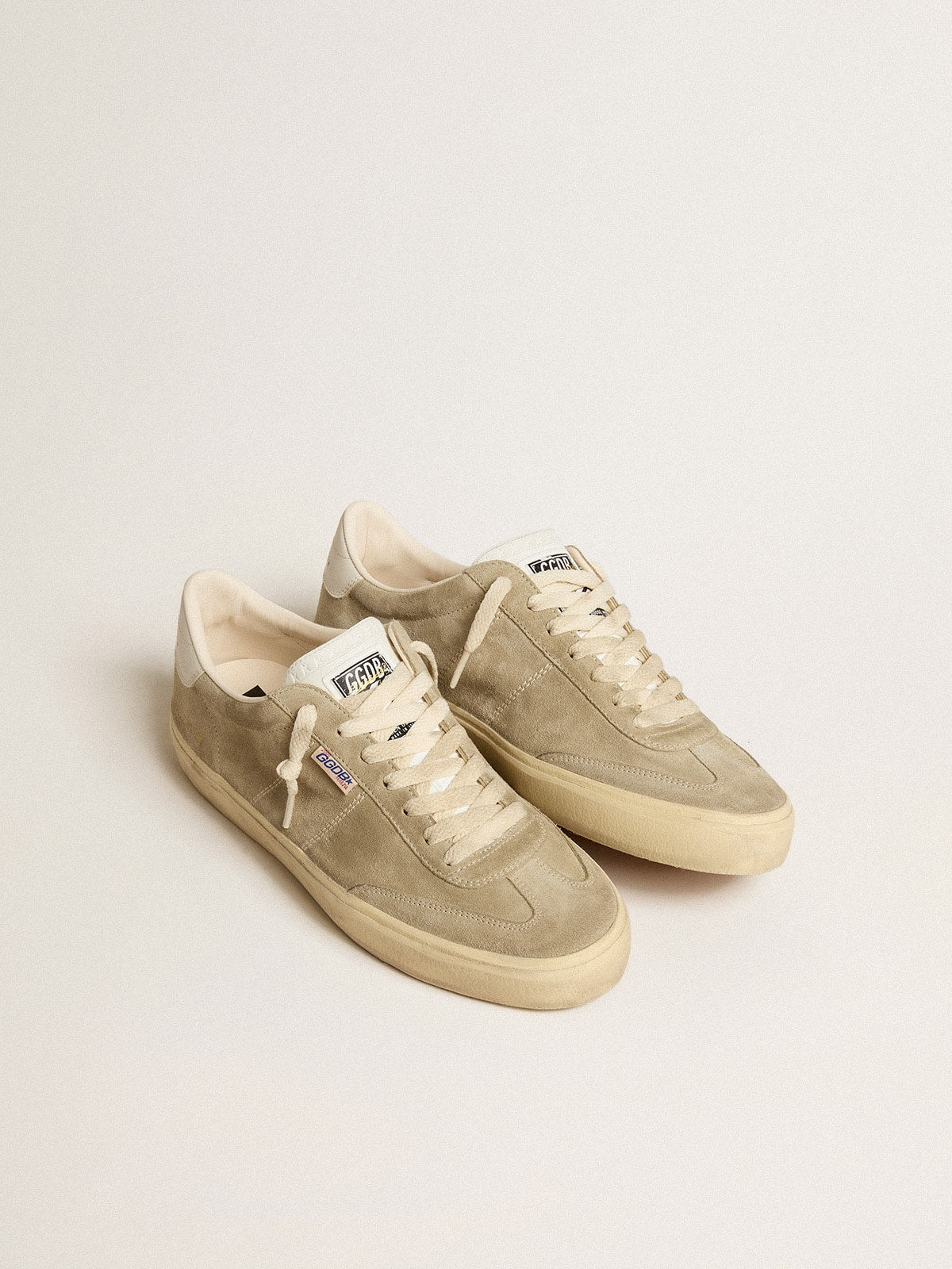Soul Star in dove-gray suede with white leather heel tab and tongue| Golden Goose